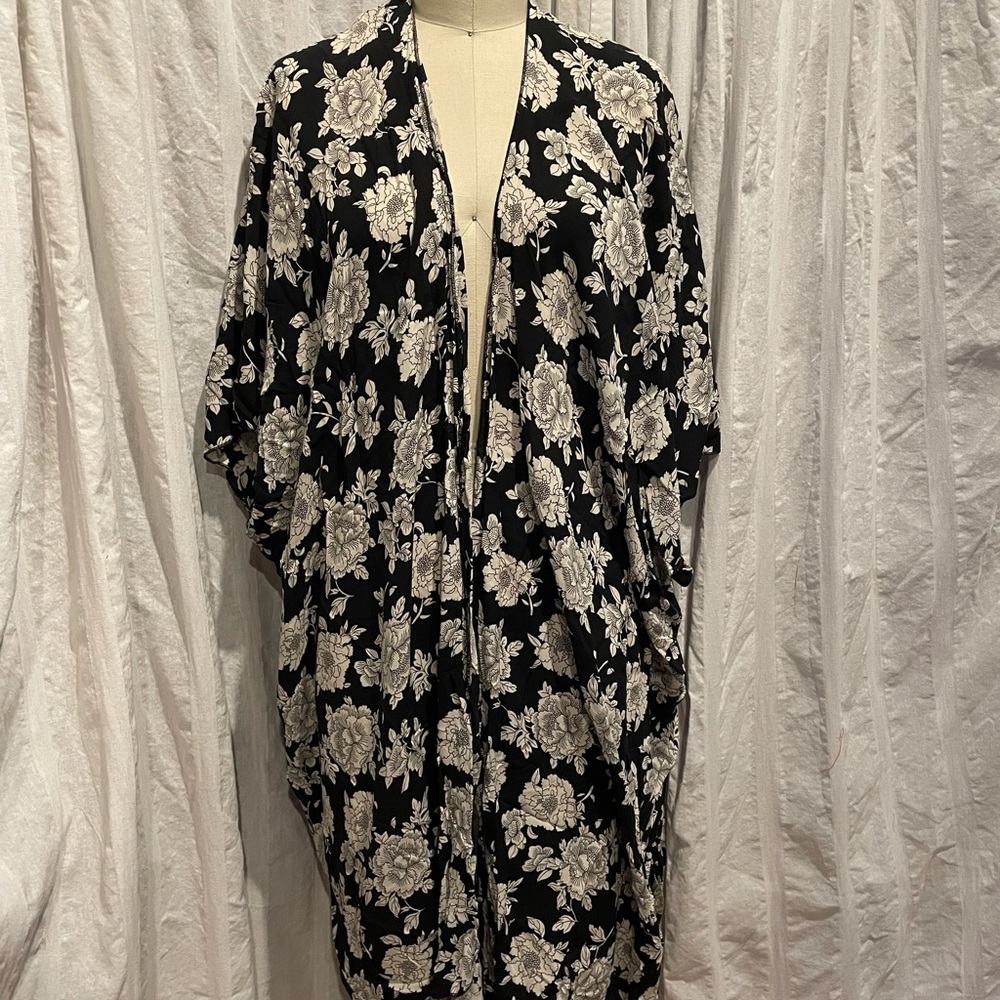 Black and ivory floral cardigan - Brandy Melville